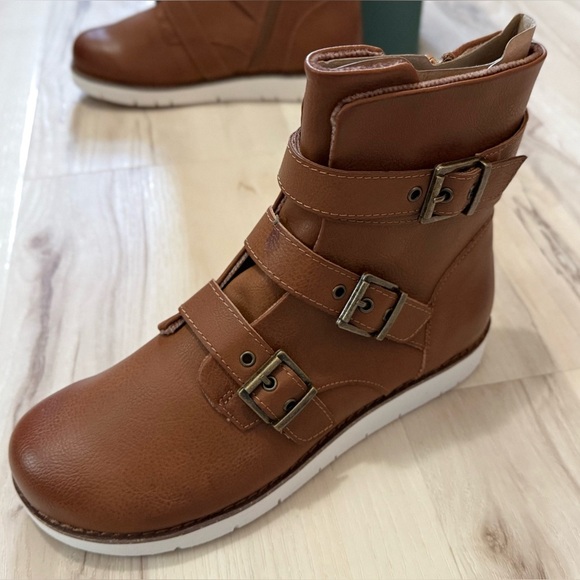 b.o.c. Brown Winter Boots with Buckle Straps - Picture 6 of 6